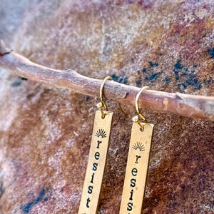 WIDERSTEHEN Messing Ohrringe, Frauenrechte. Gleichheit von Frauen und Männer, Anhänger aus massivem Messing, Beton Schmuck, handgestempelt