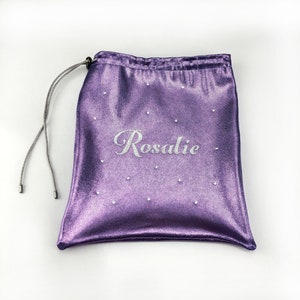 Personalisierte Gymnastik-Grifftasche mit Namen auf Glitzer-Vinyl und Swarovski-Kristallen. Hergestellt in Kanada