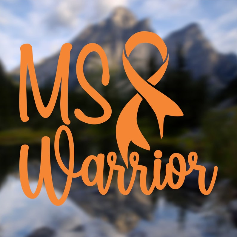 Puede incluir: Cinta naranja con las palabras "MS Warrior" en una fuente estilizada. La cinta es un s&iacute;mbolo de apoyo para las personas afectadas por la esclerosis m&uacute;ltiple.