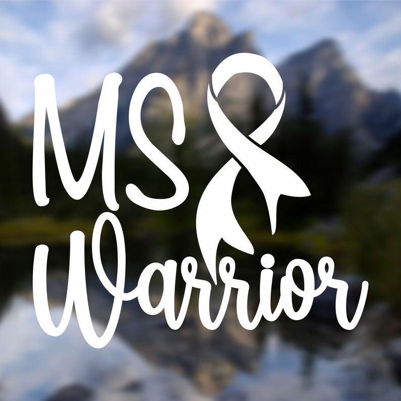 Puede incluir: Cinta blanca con las palabras "MS Warrior" en una fuente estilizada. La cinta es un s&iacute;mbolo de apoyo para las personas afectadas por la esclerosis m&uacute;ltiple.