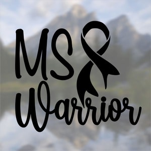 Puede incluir: Dise&ntilde;o gr&aacute;fico en blanco y negro con el texto "MS Warrior" y una cinta negra.