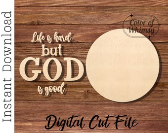 Archivo SVG para colgar en la puerta: la vida es difícil, pero Dios es bueno. Archivo listo para imprimir con láser