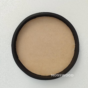 Può includere: Un vassoio rotondo in legno nero con una superficie liscia di colore marrone chiaro. Il vassoio ha un diametro di circa 30 cm.