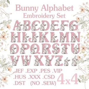 Pode incluir: Conjunto de bordado de alfabeto de coelho rosa com acentos florais. As letras são bordadas com coelhos brancos e contornos rosa. O conjunto inclui arquivos de bordado nos formatos JEF, EXP, PES, VIP, HUS, XXX, CSD e DST. O conjunto é de 4x4 polegadas.
