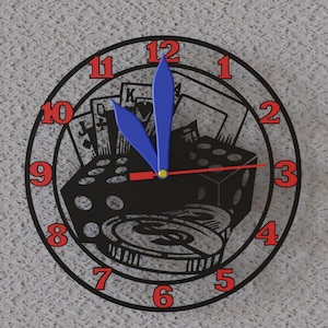 Puede incluir: Un reloj de pared redondo con una esfera negra. Tiene números rojos y un contorno negro. El diseño del reloj incluye naipes, dados y fichas de casino. Las manecillas son azules y rojas.
