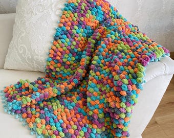 Coperta con pompon lavorata a mano: morbida coperta colorata per neonati (100 x 110 cm)