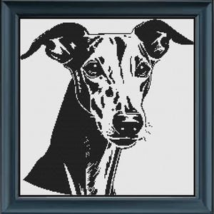 Puede incluir: Silueta en blanco y negro de un galgo con la cabeza inclinada hacia un lado. Las orejas del perro están levantadas y sus ojos están cerrados.