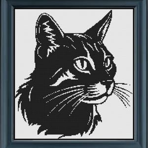 Puede incluir: Silueta en blanco y negro de la cabeza de un gato con una expresión concentrada. El gato tiene un patrón rayado en su pelaje y mira hacia la derecha.