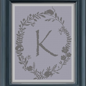 Patrón de punto de cruz con letra "K" del alfabeto gótico monograma