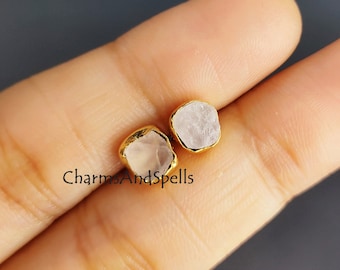 Winzige rohe Rosenquarz Ohrringe, vergoldete Ohrringe, Januar Birthstone Ohrringe, Rosenquarz Ohrstecker, Rohedelstein Ohrstecker