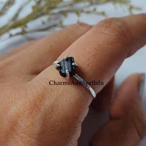 Raw Black Tourmaline Ring, Solid Silver Rings For Women, Tourmaline Ring, Hammered Band Ring, Raw Stone Healing Ring, Halloween Jewelry