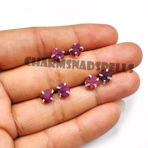 Pendientes de botón de rubí natural en bruto, pequeños pendientes de botón de piedra natal en bruto, pendientes de piedra natal, pendientes de piedra, pendientes de piedra en bruto