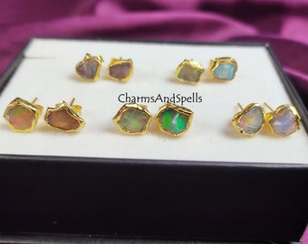 Orecchini a perno con opale grezzo, orecchini a perno con opale grezzo, pietra portafortuna di ottobre, orecchini a perno con opale etiope colorato, piccoli orecchini a perno con pietra portafortuna, gioielli boho