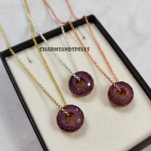 Pode incluir: Três colares com um pingente de rubi facetado em forma de rosquinha. Os colares estão disponíveis em ouro, prata e ouro rosa.