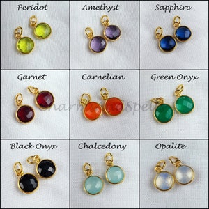 Puede incluir: Nueve pares de abalorios chapados en oro con piedras preciosas de diferentes colores. Las piedras preciosas son peridoto, amatista, zafiro, granate, cornalina, ónix verde, ónix negro, calcedonia y ópalo.