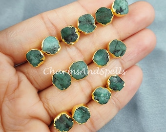 Pendientes electroplacados de esmeralda cruda, semental de piedra de nacimiento, piedra áspera delicada, pendientes de piedras preciosas crudas, semental de pendientes de mujer, regalo boho para ella