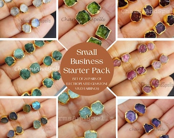 Puede incluir: Un conjunto de 24 pares de pendientes de botón de piedras preciosas chapadas en oro. Los pendientes se muestran en manos y presentan una variedad de piedras preciosas, incluyendo amatista, aguamarina, esmeralda, labradorita, piedra lunar y rubí.