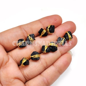 Orecchini a bottone con tormalina grezza, orecchini con tormalina nera, orecchini neri grezzi, orecchini con pietre preziose grezze, pietra portafortuna di ottobre, regalo per lei