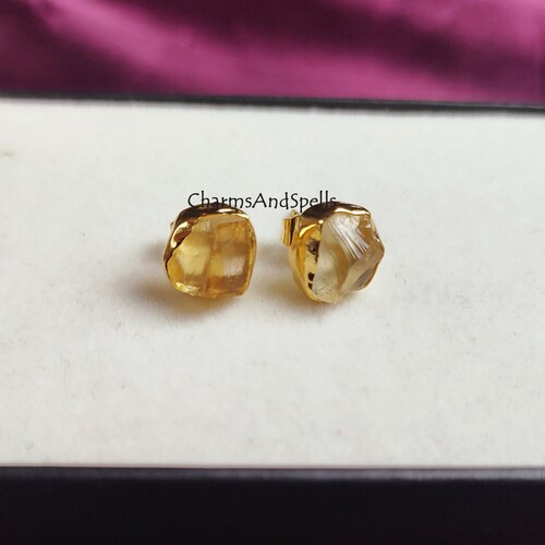 Boucles d'oreilles en citrine brute, bijoux délicats en citrine, boucles d'oreilles avec pierre de naissance de novembre, clous d'oreilles jaunes, boucles d'oreilles en cristal brut, clous d'oreilles plaqués or
