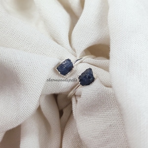 Anillo de zafiro azul natural, hecho a mano, electrochapado, joyería delicada, anillo de zafiro en bruto, piedra de nacimiento de septiembre, regalo para ella