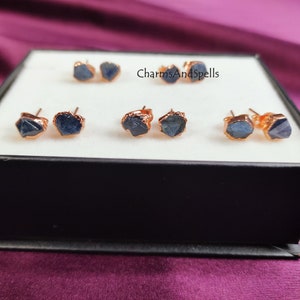 Roher Saphir Edelstein Ohrstecker, Rose Gold überzogene Ohrstecker, Geburtsstein Ohrstecker, Boho Schmuck, Healing Crystal Ohrringe Schmuck