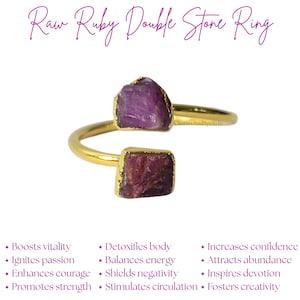 Peut inclure: Une bague dorée avec deux pierres de rubis brutes. La bague présente un design enveloppant avec un rubis rectangulaire en bas et un rubis plus irrégulier en haut. Le texte "Raw Ruby Double Stone Ring" est en haut.