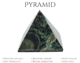 Puede incluir: Pirámide de Jaspe Kambaba con un patrón veteado en verde oscuro y negro. El texto en la imagen incluye "Equilibrio emocional", "Tranquilidad profunda" y "Curación del corazón". Forma piramidal clásica.