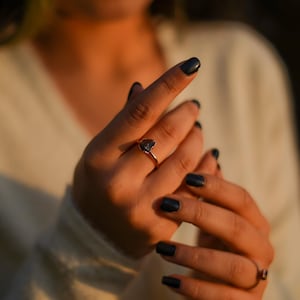 Handgemaakte ring met ruwe granaat, gegalvaniseerde sieraden, geboortesteen januari