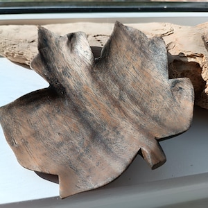 Wunderschöne handgefertigte geschnitzte Ahornblatt-Schmuckstück aus Holz