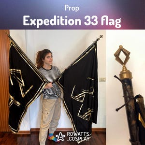 Puede incluir: Una taza de cerámica blanca con un asa negra y el texto "But First, Coffee" en negrita negra. La taza está sobre una superficie de madera. La taza mide aproximadamente 10 cm de alto.