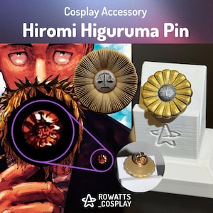 Op de afbeelding: Cosplay accessoire pin, Hiromi Higuruma Pin, met een goud en zilver ontwerp. De pin heeft een gedetailleerd embleem en wordt weergegeven op een wit oppervlak. De afbeelding bevat een close-up van de details van de pin en het Rowatts_Cosplay-logo.