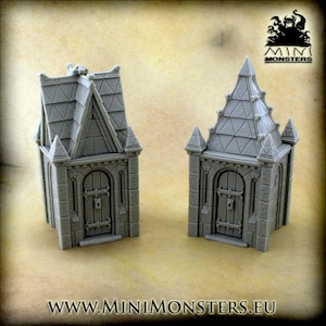 Può includere: Due edifici in miniatura grigi in stile gotico, con tetti a punta, porte ad arco e dettagli in pietra. Gli edifici hanno finiture decorative e sono progettati per giochi da tavolo o modellismo. Il sito web www.MINIMONSTERS.EU è visibile.