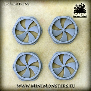 Può includere: Quattro modelli di ventole industriali grigie. Ogni ventola ha sei pale all'interno di una cornice esagonale. Il testo "Industrial Fan Set" è in alto. Sono visibili anche il logo e il sito web "www.minimonsters.eu".