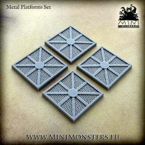 Könnte beinhalten: Ein Satz von vier grauen Metallplattformen mit einem rautenförmigen Design. Jede Plattform hat ein zentrales kreisförmiges Element, strahlenförmige Balken und eine perforierte Oberfläche. Der Text "Metal Platforms Set" steht oben, und die Website-Adresse steht unten.