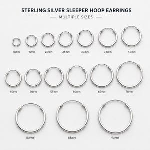 Può includere: Orecchini a cerchio dormeuse in argento sterling in varie dimensioni, da 10 mm a 90 mm. L'immagine mostra diciassette cerchi d'argento disposti su tre file, ognuno etichettato con la relativa misura del diametro metrico sotto l'oggetto.