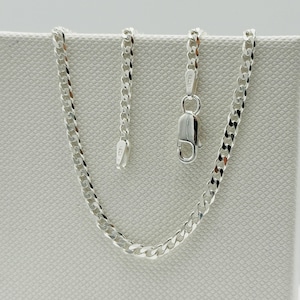 Peut inclure: Un collier en chaîne de curb argenté avec un fermoir à mousqueton.