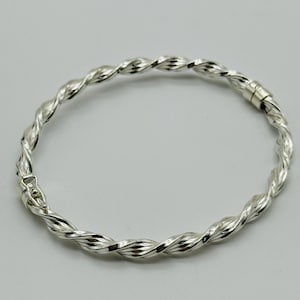 Armring i massivt 925 sterlingsilver med vridning för kvinnor | 4,5 mm oval armring med gångjärn | 50 mm x 60 mm | Helt ny
