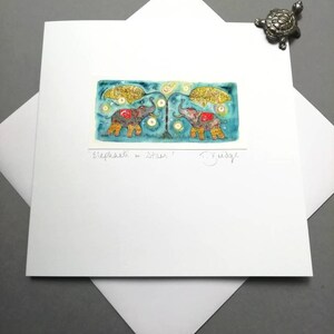 TARJETA HECHA A MANO - Elefantes y Estrellas. 14X14cm. Brillar. Incluye sobre.