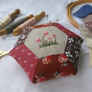 Pincushion de estilo vintage bordado a mano en telas Laura Ashley imagen 3