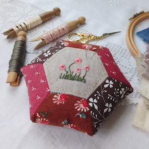 Pincushion de estilo vintage bordado a mano en telas Laura Ashley imagen 1