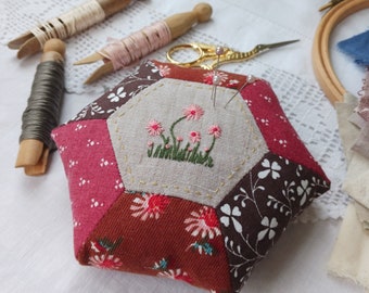 Pincushion de estilo vintage bordado a mano en telas Laura Ashley