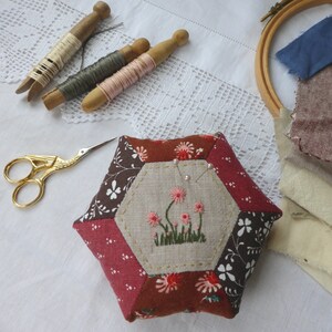 Pincushion de estilo vintage bordado a mano en telas Laura Ashley imagen 2