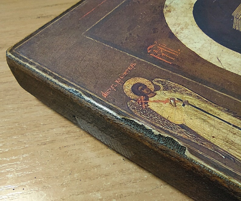 Puede incluir: Un icono enmarcado en madera con una imagen pintada de un &aacute;ngel con alas. El &aacute;ngel sostiene un bast&oacute;n y tiene un halo. El icono est&aacute; en un marco marr&oacute;n oscuro con una inscripci&oacute;n dorada que dice "&Aacute;ngel del Se&ntilde;or".