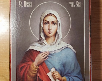Può includere: Un'icona religiosa che raffigura una donna con un'aureola, vestita con una tunica blu e rossa, che tiene un rotolo. L'icona ha uno sfondo grigio con il testo "Св. Пелагия" e "Тверь Св." in cirillico.