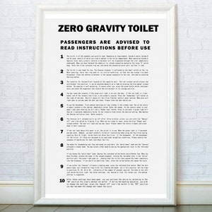 Könnte beinhalten: Schwarzweißes Poster mit dem Text "Zero Gravity Toilet" und Anweisungen zur Benutzung der Toilette in der Schwerelosigkeit. Die Anweisungen sind von 1 bis 10 nummeriert.
