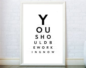 Peut inclure: Tableau d'acuité visuelle noir et blanc avec le texte "YOU SHOULD BE WORKING NOW".