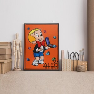Puede incluir: Obra de arte enmarcada que presenta un personaje de dibujos animados con chaqueta negra, pantalones cortos azules y pajarita roja, sosteniendo un dispositivo. El fondo naranja tiene gemas y el nombre "ALEC" en estilo graffiti.