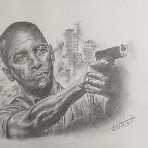 Peut inclure: Un dessin au crayon noir et blanc d'un homme tenant une arme à feu. L'homme regarde intensément quelque chose hors champ. Le dessin est réalisé dans un style réaliste et a une ambiance granuleuse.