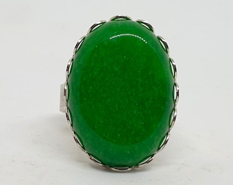 Anel grande oval semiprecioso de jade verde da Malásia, anel banhado a prata de tamanho ajustável, anel de pedra preciosa de destaque