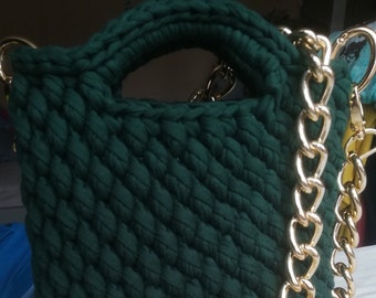 Chic women's handbag made of knitted yarn